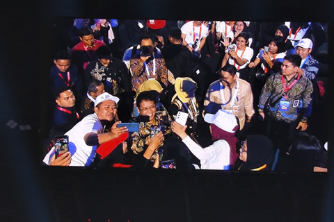 Antusiasme guru menyambut Menteri Keuangan Purbaya Yudhi Sadewa di Acara Peringatan Puncak Hari Guru Nasional di Indonesia Arena, Jakarta, Jumat (28/11/2025). Foto: Luthfi Humam/kumparan