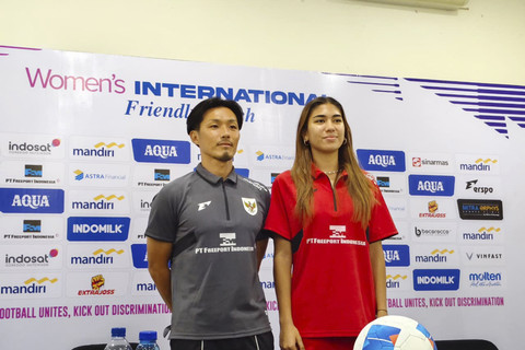 Pelatih Timnas Wanita Indonesia Akira Higashiyama dan Claudia Scheunemann dalam konferensi pers jelang laga Timnas Wanita Indonesia vs Taiwan di Stadion Maguwoharjo, Sleman, Jumat (28/11/2025).  Foto: Arfiansyah Panji Purnandaru/kumparan