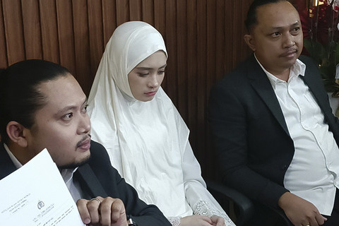 Inara Rusli muncul ke publik tanggapi soal isu perselingkuhannya dengan Insanul Fahmi, kawasan Pluit, Jakarta Utara, Jumat (28/11/2025). Foto: Giovanni/kumparan