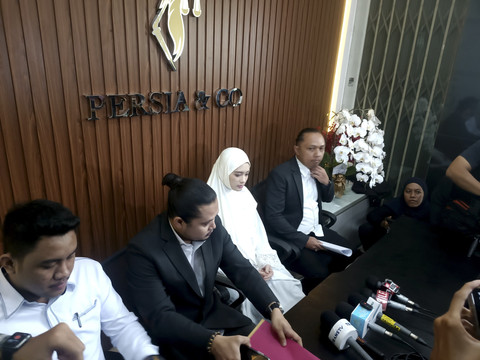 Inara Rusli muncul ke publik tanggapi soal isu perselingkuhannya dengan Insanul Fahmi, kawasan Pluit, Jakarta Utara, Jumat (28/11/2025). Foto: Giovanni/kumparan