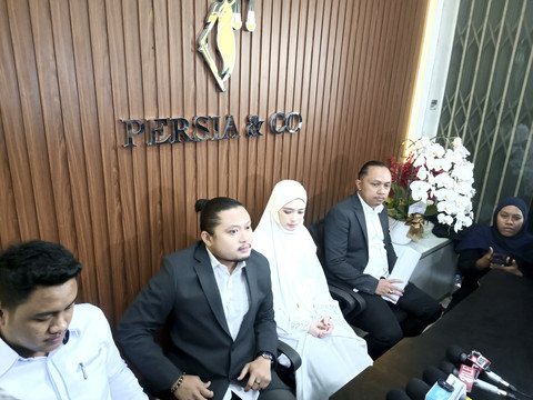 Inara Rusli muncul ke publik tanggapi soal isu perselingkuhannya dengan Insanul Fahmi, kawasan Pluit, Jakarta Utara, Jumat (28/11/2025). Foto: Giovanni/kumparan