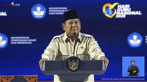 Presiden Prabowo Subianto menyampaikan pidato saat puncak peringatan Hari Guru Nasional di Indonesia Arena, Senayan, Jakarta Pusat, Jumat (28/11/2025). Foto: YouTube/ Sekretariat Presiden