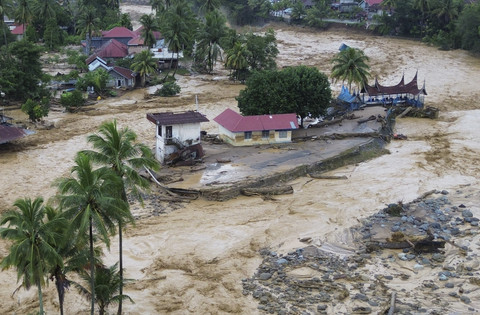 Foto udara sejumlah rumah diterjang banjir bandang di kawasan Gunung Nago, Padang, Sumatera Barat, Jumat (28/11/2025).  Foto: Iggoy el Fitra/ANTARA FOTO