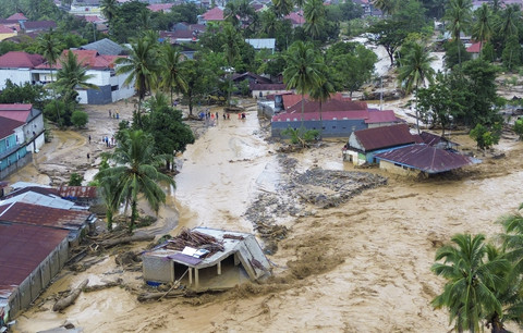 Foto udara sejumlah rumah diterjang banjir bandang di kawasan Gunung Nago, Padang, Sumatera Barat, Jumat (28/11/2025).  Foto: Iggoy el Fitra/ANTARA FOTO