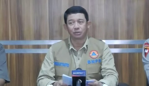Kepala Badan Nasional Penanggulangan Bencana Letjen TNI Dr. Suharyanto menyampaikan keterangan pers terkait penanganan bencana di Sumatra, Jumat (27/11/2025). Foto: YouTube/BNPB Indonesia