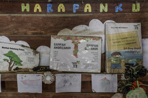 Buku dan gambar siswa terpasang di dinding papan kayu ruang kelas SD Negeri 2 Sorongan kelas jauh Batu Payung. Foto: Muhammad Bagus Khoirunas/ANTARA FOTO