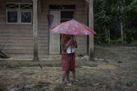 Dua siswa membawa buku tulis saat berada di luar ruang kelasnya. Foto: Muhammad Bagus Khoirunas/ANTARA FOTO