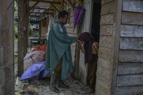 Seorang siswa mencium tangan guru Armani yang baru tiba di SD Negeri 2 Sorongan kelas jauh Batu Payung. Foto: Muhammad Bagus Khoirunas/ANTARA FOTO