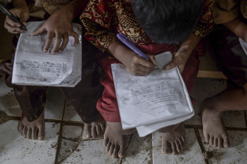 Sejumlah siswa tidak mengenakan sepatu saat kegiatan belajar mengajar. Foto: Muhammad Bagus Khoirunas/ANTARA FOTO