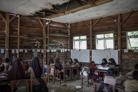 Kondisi di dalam ruang kelas SD Negeri 2 Sorongan kelas jauh Batu Payung saat siswa berdoa untuk mulai pembelajaran. Foto: Muhammad Bagus Khoirunas/ANTARA FOTO