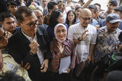 Direktur Utama PT ASDP Indonesia Ferry (Persero) periode 2017-2024 Ira Puspadewi menyapa awak media sebelum meninggalkan Rutan Kelas I Jakarta Timur Cabang Rutan KPK, Jakarta, Jumat, (28/11/2025). Foto: Dhemas Reviyanto/ANTARA FOTO