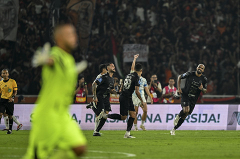 Pemain Persija Jakarta Emaxwell Souza (kiri) melakukan selebrasi usai mencetak gol ke gawang PSIM Yogyakarta dalam pertandingan lanjutan Super League 2025 di Stadion Utama Gelora Bung Karno (SUGBK), Jakarta, Jumat (28/11/2025). Foto: Rivan Awal Lingga/ANTARA FOTO