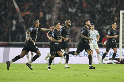 Pemain Persija Jakarta Emaxwell Souza (ketiga kanan) melakukan selebrasi usai mencetak gol ke gawang PSIM Yogyakarta dalam pertandingan lanjutan Super League 2025 di Stadion Utama Gelora Bung Karno (SUGBK), Jakarta, Jumat (28/11/2025). Foto: Rivan Awal Lingga/ANTARA FOTO