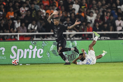 Pemain Persija Jakarta Cardoso (kiri) berusaha melewati hadngan pemain PSIM Yogyakarta Abiyoso (kanan) dalam pertandingan lanjutan Super League 2025 di Stadion Utama Gelora Bung Karno (SUGBK), Jakarta, Jumat (28/11/2025) Foto: Rivan Awal Lingga/ANTARA FOTO