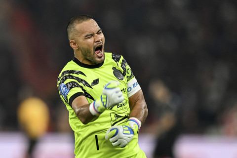 Kiper Persija Jakarta Andritany Ardhiyasa melakukan selebrasi usai memenangkan pertandingan melawan PSIM Yogyakarta dalam pertandingan lanjutan Super League 2025 di Stadion Utama Gelora Bung Karno (SUGBK), Jakarta, Jumat (28/11/2025). Foto: Rivan Awal Lingga/ANTARA FOTO