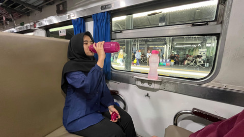 Tumbler atau botol minum menjadi barang milik penumpang yang paling sering tertinggal di area kereta dan stasiun Daop 8 Surabaya. Foto: Humas Daop 8 Surabaya 