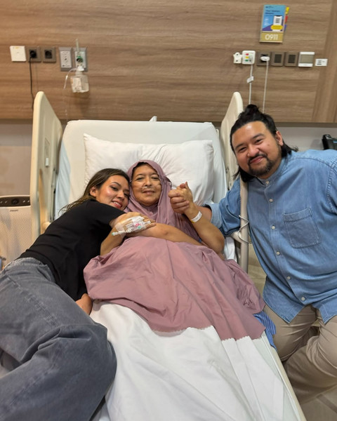 Raisa bersama ibunya. Foto: Instagram/@rinaldinurpratama