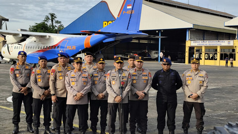 Polri mengirimkan bantuan untuk korban bencana banjir dan longsor Sumatera dari Mako Polisi Udara, Pondok Cabe, Tangerang Selatan, Sabtu (29/11). Foto: Jonathan Devin/kumparan