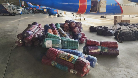 Polri mengirimkan bantuan untuk korban bencana banjir dan longsor Sumatera dari Mako Polisi Udara, Pondok Cabe, Tangerang Selatan, Sabtu (29/11). Foto: Jonathan Devin/kumparan