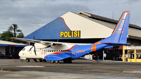 Polri mengirimkan bantuan untuk korban bencana banjir dan longsor Sumatera dari Mako Polisi Udara, Pondok Cabe, Tangerang Selatan, Sabtu (29/11). Foto: Jonathan Devin/kumparan