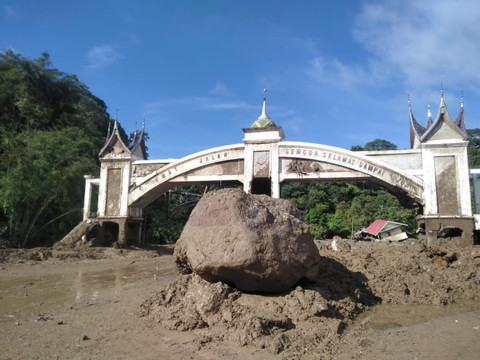 Lumpur dan batu besar memenuhi Lembah Anai usai Banjir bandang, Sabtu (29/11). Foto: Irwanda/STR/kumparan