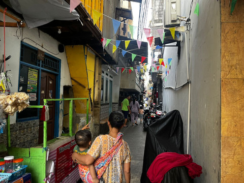 Masyarakat beraktivitas di Gang Venus di Kawasan Tambora, Jakarta Barat, Sabtu (29/11). Foto: Rayyan/Kumparan