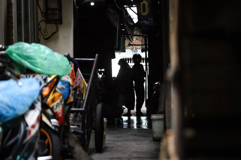 Sejumlah warga beraktivitas di pemukiman padat penduduk di kawasan Tambora, Jakarta Barat, Sabtu (29/11/2025). Foto: Iqbal Firdaus/kumparan