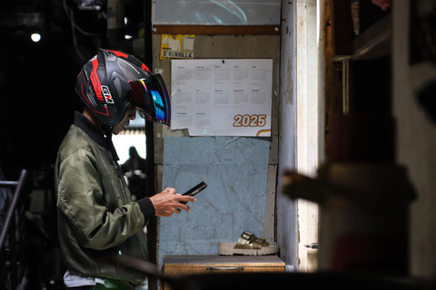 Warga beraktivitas di pemukiman padat penduduk di kawasan Tambora, Jakarta Barat, Sabtu (29/11/2025). Foto: Iqbal Firdaus/kumparan