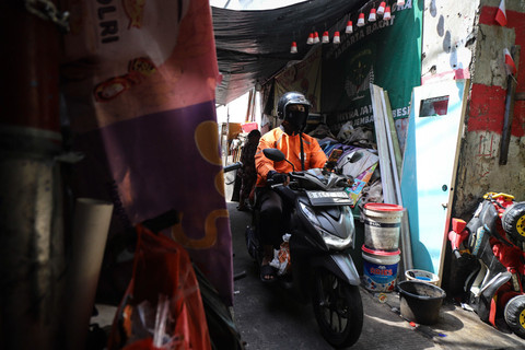 Pengendara motor melintas jalan sempit di pemukiman padat penduduk di kawasan Tambora, Jakarta Barat, Sabtu (29/11/2025). Foto: Iqbal Firdaus/kumparan