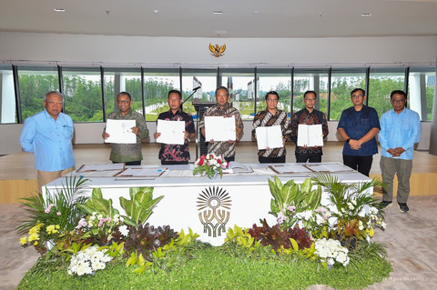 Badan Otorita IKN menandatangani kontrak kerja sama pembangunan embung di Kawasan Inti Pusat Pemerintahan (KIPP) 1B dan 1C serta kolam retensi bersama sejumlah penyedia jasa, yaitu PT Bumi Karsa, PT Adhi Karya (Persero) Tbk, dan PT Nindya Karya. Foto: dok. Badan Otorita IKN