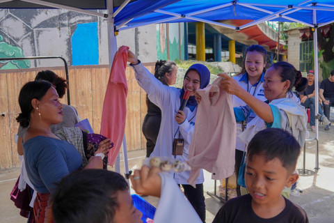 PNM bagikan pakaian layak pakai untuk masyarakat lewat program RE3 (Reduce, Re-love, Restyle). Foto: Dok. PNM