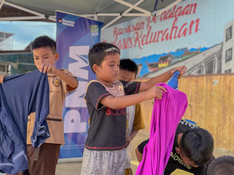 Anak-anak saat memakai pakaian dari program RE3 (Reduce, Re-love, Restyle). Foto: Dok. PNM