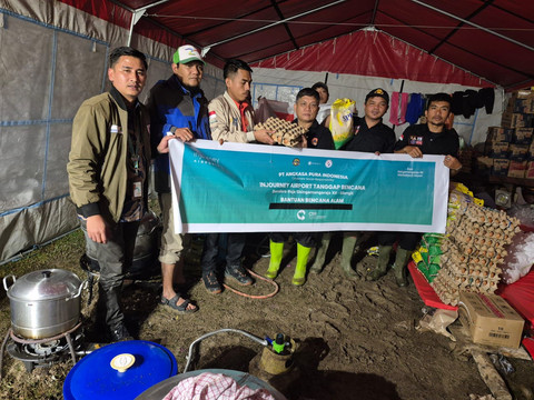 InJourney Airport Bandara Raja Sisingamangaraja XII menyerahkan bantuan untuk korban banjir-longsor di Sumatera Utara. Foto: Dok. InJourney