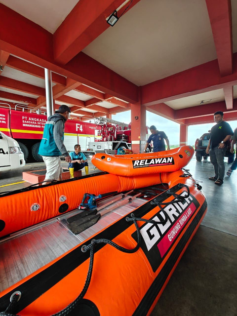 Sejumlah personel yang dikerahkan InJourney dalam membantu korban banjir-longsor Sumatera. Foto: Dok. InJourney