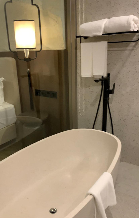 Suasana kamar mandi di Myze Hotel Waingapu, bagian Artotel Group, secara resmi dibuka pada Rabu (26/11). Foto: Vincentius Mario/kumparan