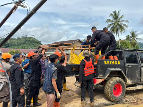 Petugas mengevakuasi korban bencana di Sumatera Utara, Sabtu (29/11). Foto: Dok Polda Sumut