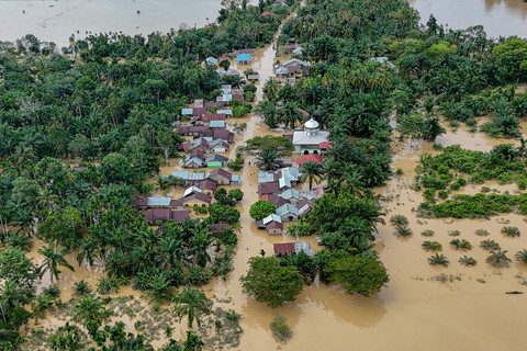 Foto udara permukiman penduduk yang terisolasi akibat banjir di Desa Napai, Woyla Barat, Aceh Barat, Aceh, Jumat (28/11/2025). Foto: ANTARA FOTO/Syifa Yulinnas
