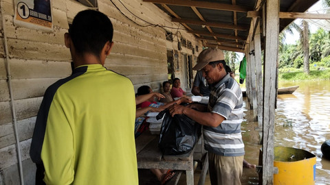 Anggota SPPG di Sumatera Barat salurkan bantuan makanan untuk warga terdampak bencana banjir dan longsor. Foto: Dok. BGN
