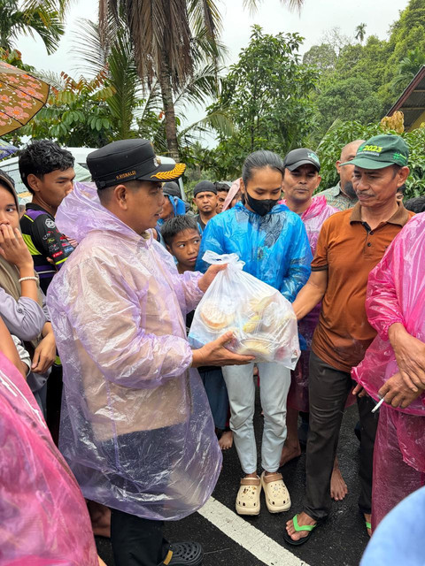 Anggota SPPG di Sumatera Barat salurkan bantuan makanan untuk warga terdampak bencana banjir dan longsor. Foto: Dok. BGN