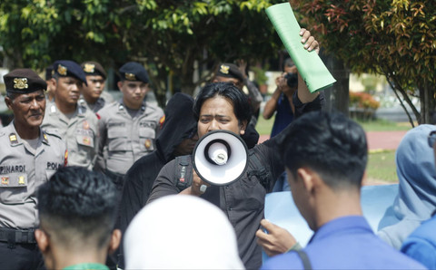 Mahasiswa saat menyampaikan orasi. Foto: Dok. Istimewa