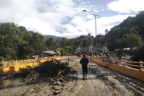 Jembatan kembar menjelang memasuki Kota Padang Panjang usai diterjang banjir bandang. Foto: Dok. kumparan