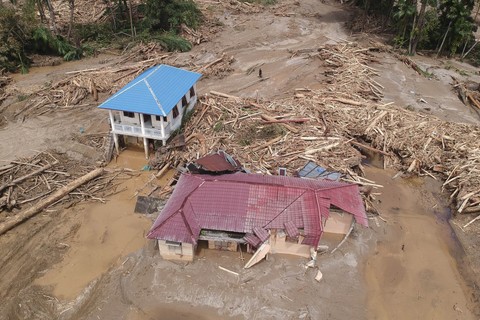 Foto udara permukiman warga terdampak banjir bandang di Desa Aek Garoga, Kecamatan Batang Toru, Kabupaten Tapanuli Selatan, Sumatera Utara, Sabtu (29/11/2025). Foto: Yudi Manar/Antara Foto
