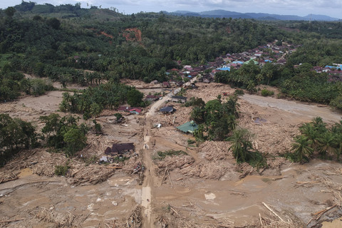 Foto udara permukiman warga terdampak banjir bandang di Desa Aek Garoga, Kecamatan Batang Toru, Kabupaten Tapanuli Selatan, Sumatera Utara, Sabtu (29/11/2025). Foto: Yudi Manar/Antara Foto