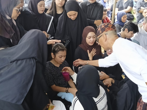 Jenazah aktor Gary Iskak dimakamkan di TPU Tanah Kusir, Sabtu (29/11/2025). Foto: Vincentius Mario/kumparan