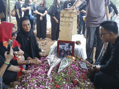 Jenazah aktor Gary Iskak dimakamkan di TPU Tanah Kusir, Sabtu (29/11/2025). Foto: Vincentius Mario/kumparan
