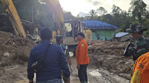 Sejumlah petugas basarnas, Polisi, dan TNI melakukan operasi pencarian korban longsor dan banjir di Tapanuli Utara. Foto: Dok. Basarnas
