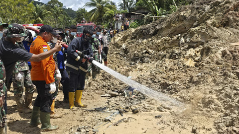 Sejumlah petugas basarnas, Polisi, dan TNI melakukan operasi pencarian korban longsor dan banjir di Tapanuli Utara. Foto: Dok. Basarnas