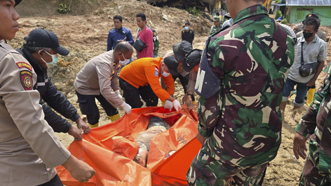 Sejumlah petugas basarnas, Polisi, dan TNI melakukan operasi pencarian korban longsor dan banjir di Tapanuli Utara. Foto: Dok. Basarnas