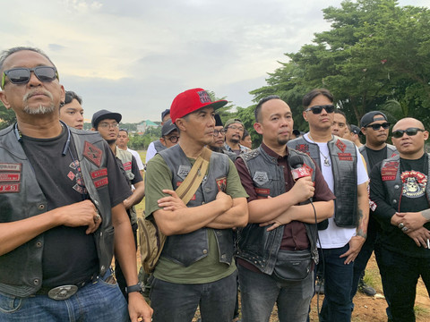 Anggota komunitas motor Brotherhood turut mengantar jenazah Gary Iskak yang dimakamkan di TPU Tanah Kusir, Sabtu (29/11/2025). Foto: Vincentius Mario/kumparan
