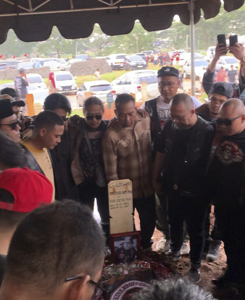 Anggota komunitas motor Brotherhood turut mengantar jenazah Gary Iskak yang dimakamkan di TPU Tanah Kusir, Sabtu (29/11/2025). Foto: Vincentius Mario/kumparan